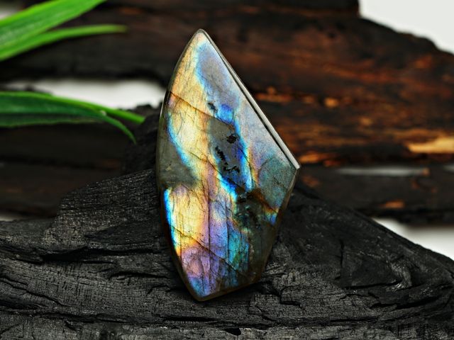 Labradorite : vertus, propriétés et bienfaits